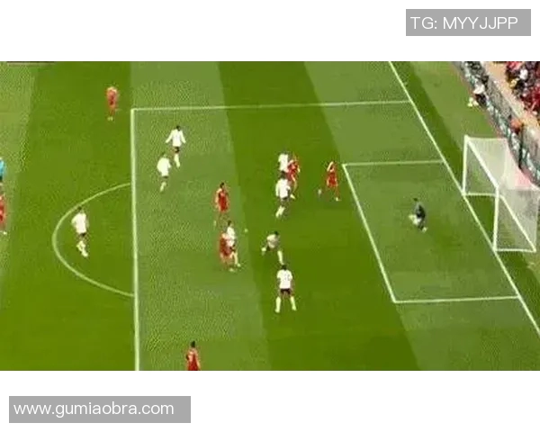 利物浦赛场突发小插曲裁判冷静应对全程处理方式引热议