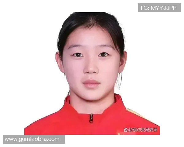 女足主力前锋重伤复出首次合练全场欢呼声雷动