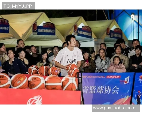 压哨三分命中瞬间绝平全场观众沸腾篮球赛场掀起最高潮